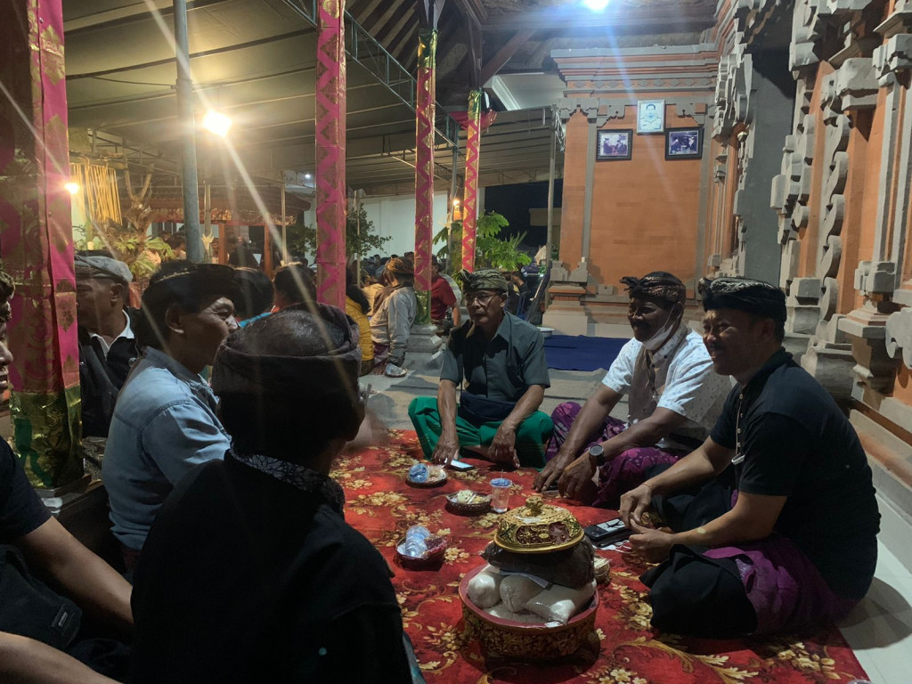 Perbekel Petang Melayat ke Rumah Duka I Nyoman Karta di Br Angantiga,Petang